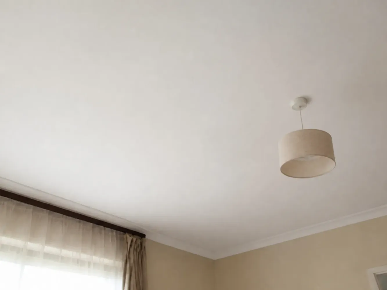Beispiel: dieselbe Decke glatt und hell renoviert