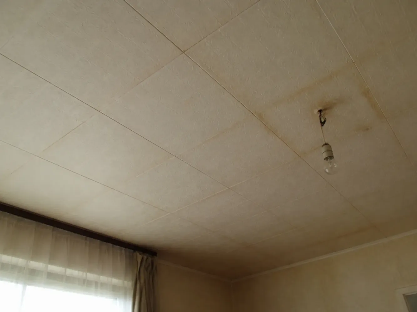 Beispiel: alte Decke mit Deckenplatten und Wasserfleck