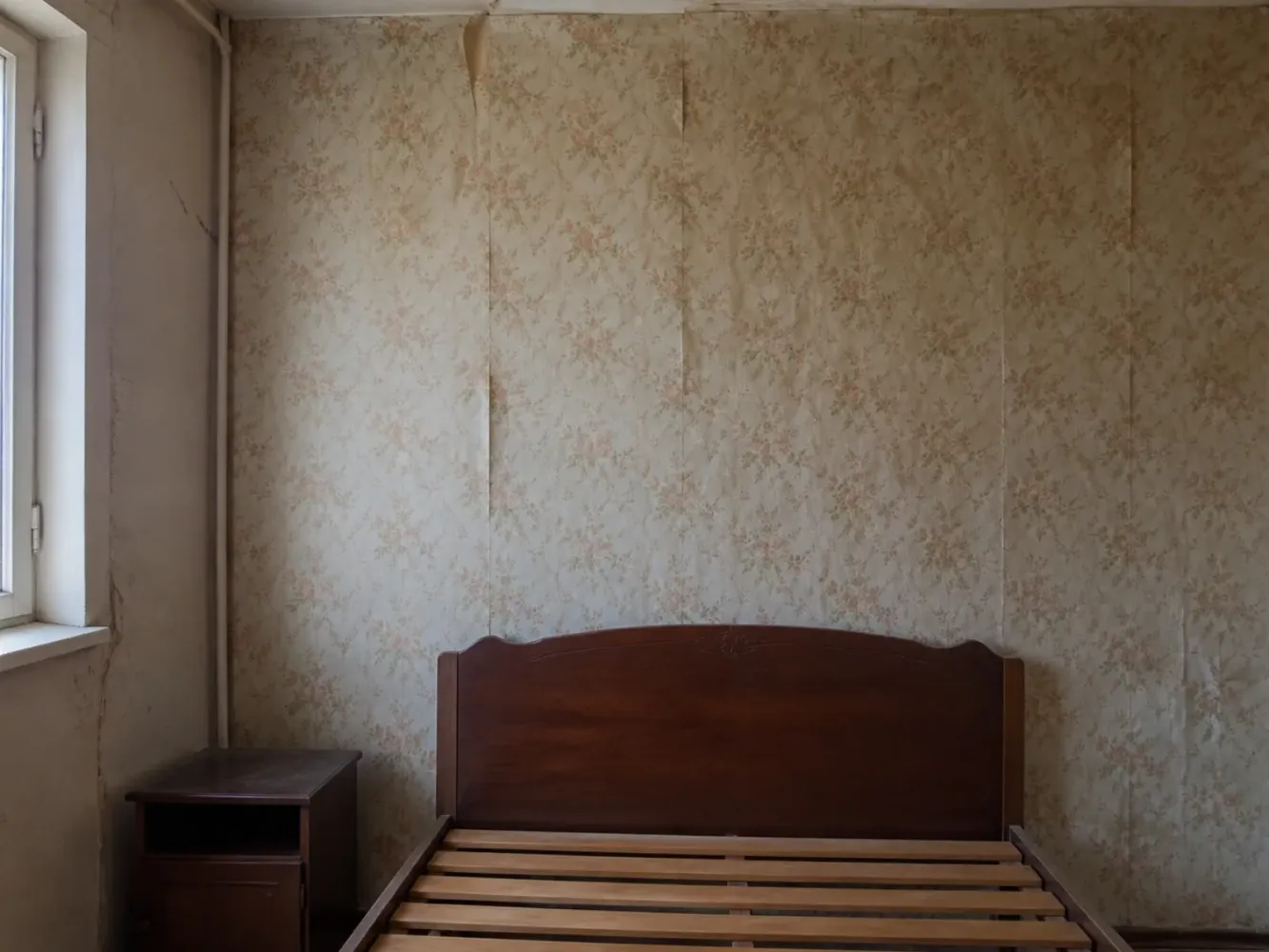 Beispiel: Schlafzimmer mit alter, verblasster Tapete