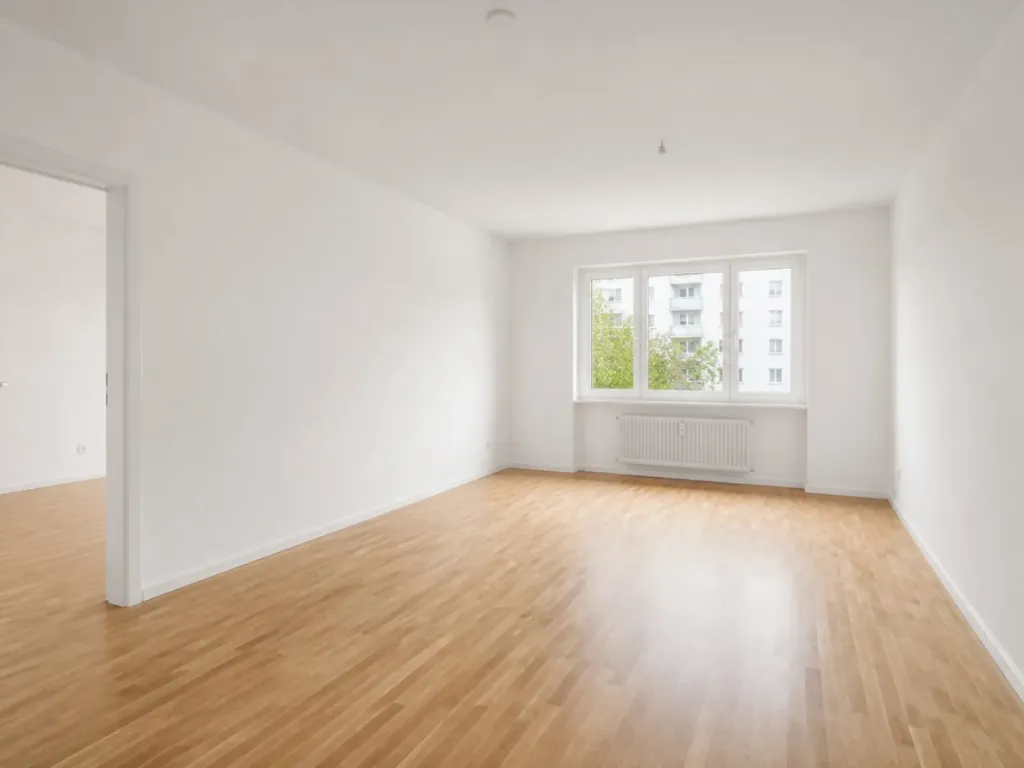 Frisch renovierter, heller Wohnraum mit glatten Wänden